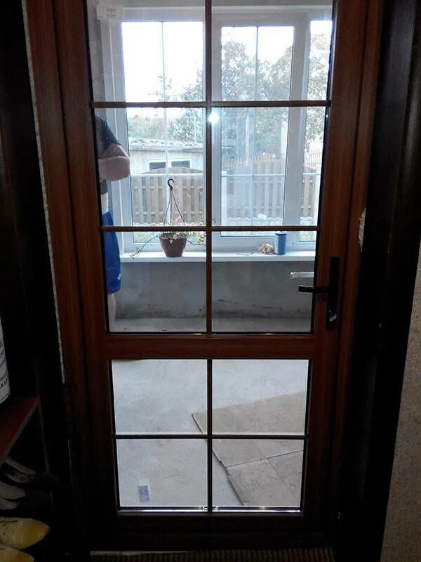 Балконная дверь со стеклом. Коричневая пластиковая дверь. Дверь ПВХ балконная со стеклом. Дверь пластиковая со стеклом балконная. Дверь балконная со стеклом