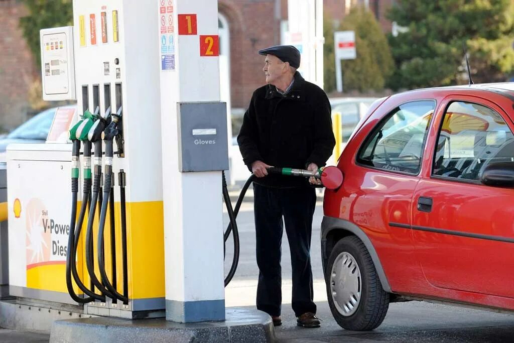 Сколько стоит самый дорогой бензин. Дорогой бензин. 95 Бензин. Petrol Station в Англии. Отказ от бензиновых автомобилей.