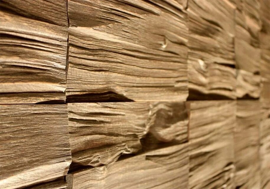 Колотая доска. Стена из дерева. Колотая древесина для отделки стен. Панно из брусков. Колотые доски на стене.