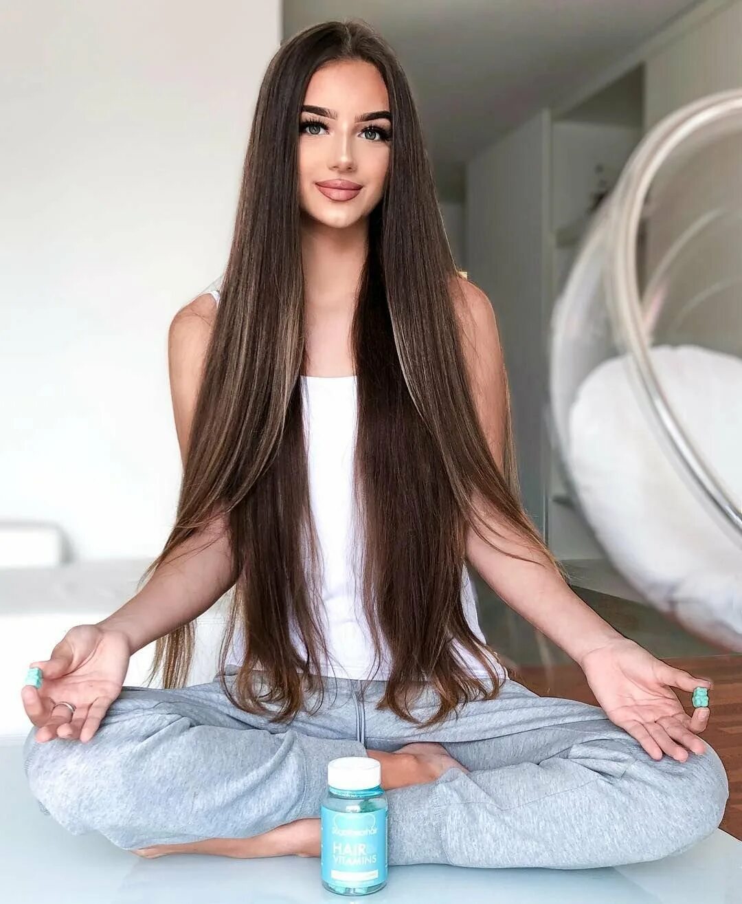 Найти девушек длинными волосами. Софи мартин кюн. Ксюша куцевич лонг хаир. Шатенка с длинными волосами. Анна неврева модель.