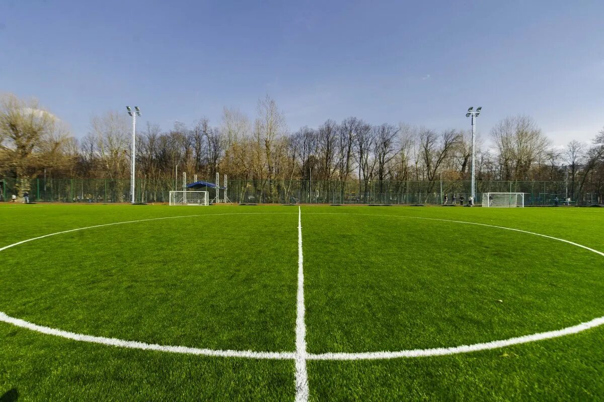 Центр футбольного поля. Центр футбольного поля. Буревестник футбольное поле тула. Мещерский парк футбольное поле. Спортивный газон.