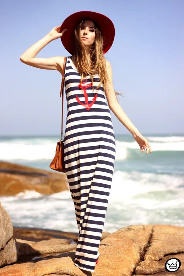 Девушки в полосатых платьях. Платье в полоску летнее. Морской стиль в одежде для женщин. Платье в черно белую полоску. Девушки в полосатых платьях.