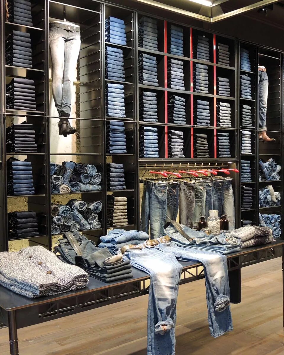 джинса магазин джинсовой. джинса магазин джинсовой. много джинс. джинсы разные несколько. джинсы на вешалке.