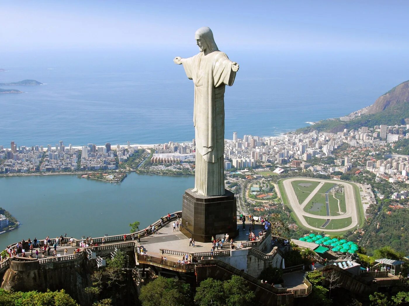 Статуя стран. Статуя Христа Рио-де-Жанейро Бразилия. Христос Искупитель Рио де Жанейро. Статуя Христа-Искупителя Бразилия. Статуя Иисуса Христа в Бразилии.