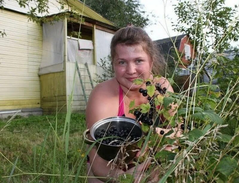 Деревенские девушки. Женщина в деревне. Деревенская простушка. Деревенские девчонки юмор. Сельский смех