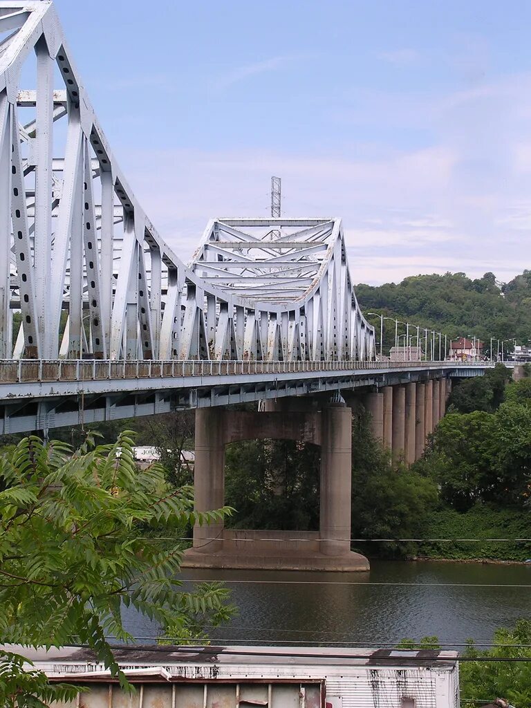 Мост в Пенсильвании. Мост мемориал бридж. Подвесной мост через реку Мононгахела в Питтсбурге.. Пенсильвания мост девушка. Памятные мосты
