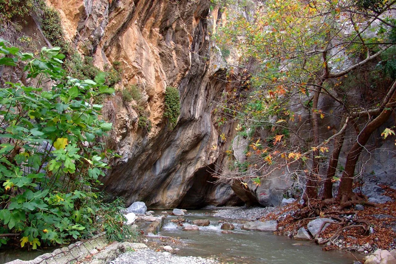 Гуамское ущелье. Краснодарский край каньон гуамское ущелье. Ущелье 6 букв. Гора махар карачаево черкесии. Ущелье gola della galizia в австрии.