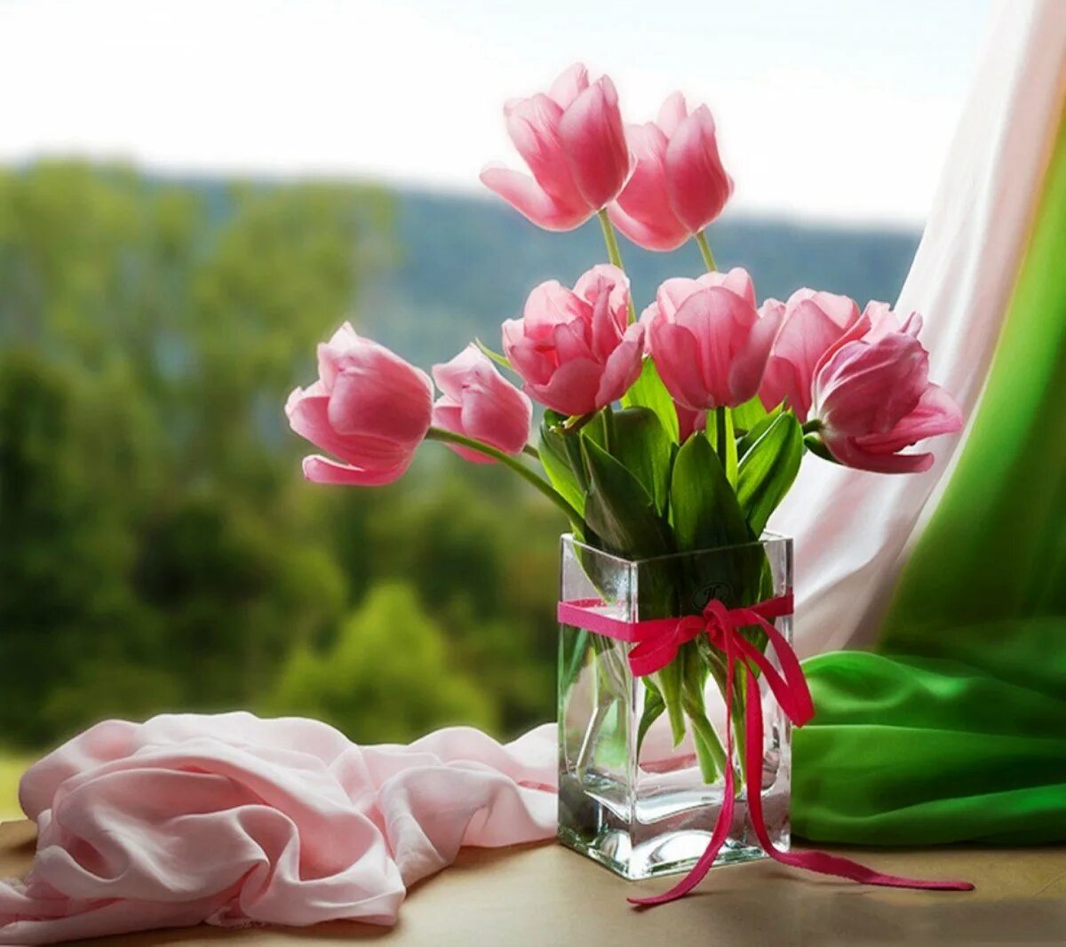 Тюльпаны в вазе. Нежные тюльпаны. Букет тюльпанов в вазе. Красивые тюльпаны в вазе. Весенний букет цветов утром