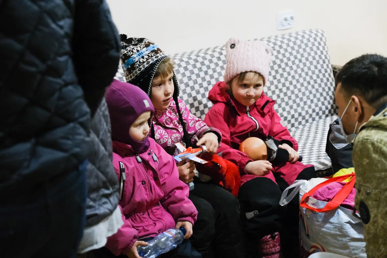 Волонтеры беженцы. Украинские дети беженцы. Беженцы Астрахань волонтеры. Беженцы из Донбасса.
