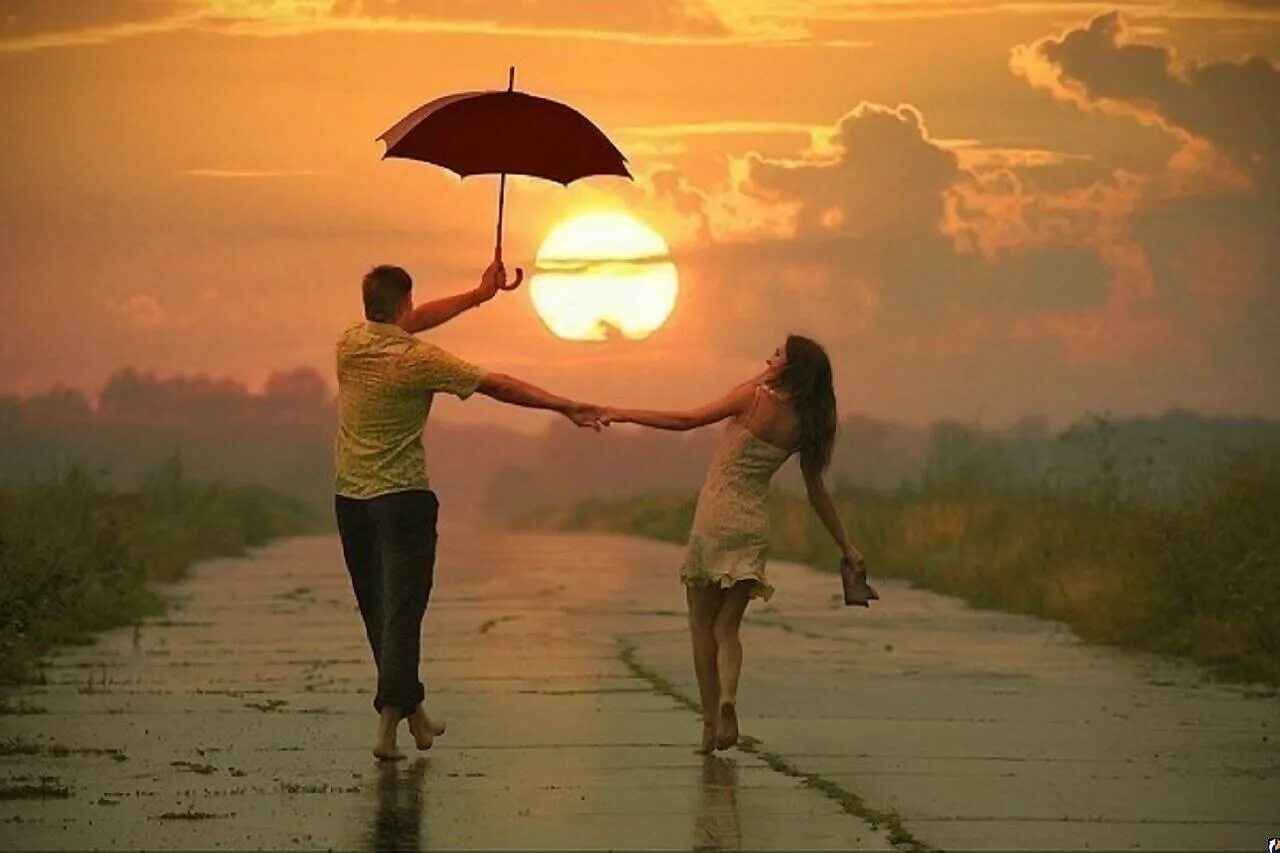 Романтичные места. Девушка в сердце. Влюбленные вместе. Рядом с любимым мужчиной. Объятия любимого.