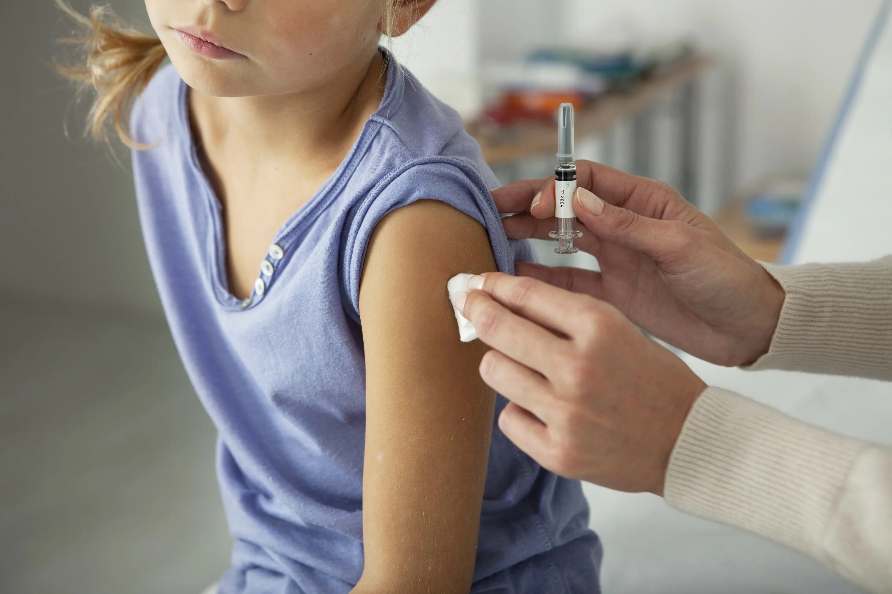 Вакцинация детей. Прививка детям. Вакцинация подростков. Ребенка вакцинируют.