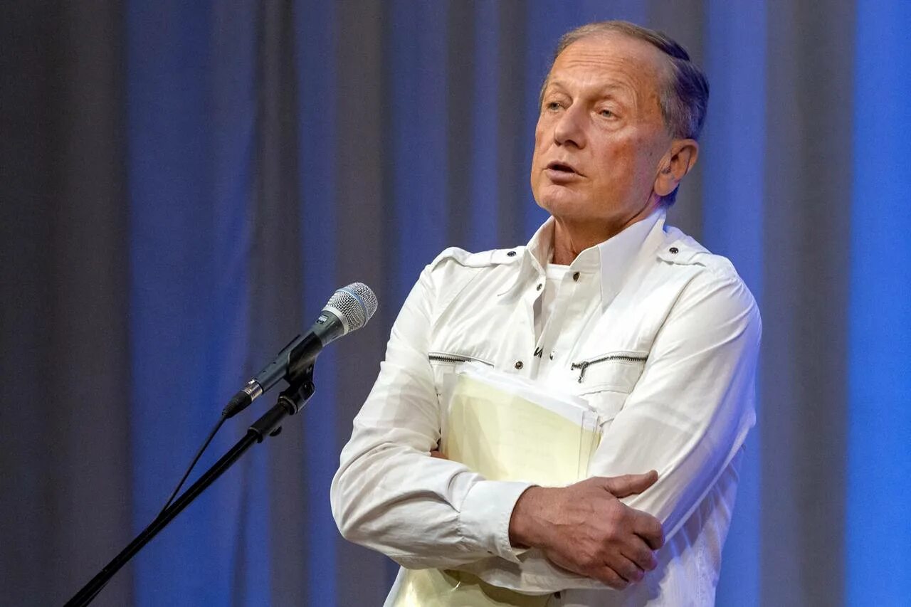 Концерт задорнова концерт задорнова. Концерт михаила задорнова про. Концерт задорнова. Задорнов на сцене. Концерт задорнова.