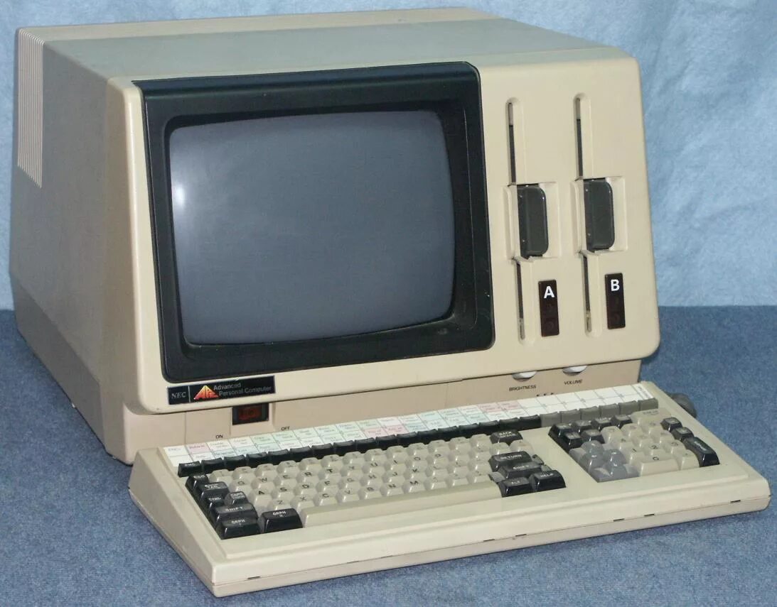 Компьютеры 90 х годов. Старый компьютер. Самый старый комп. Старинный компьютер. Самый старый ПК.