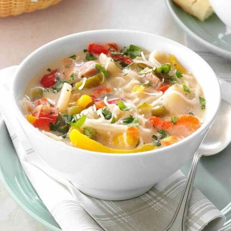 Овощи для супа. Томатный суп с кускусом. Блюда с куриным бульоном. Суп на обед быстро. Простой суп.