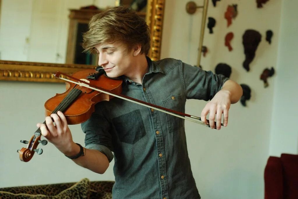 He plays the violin better. Ларри Лембер - скрипач. Человек со скрипкой.