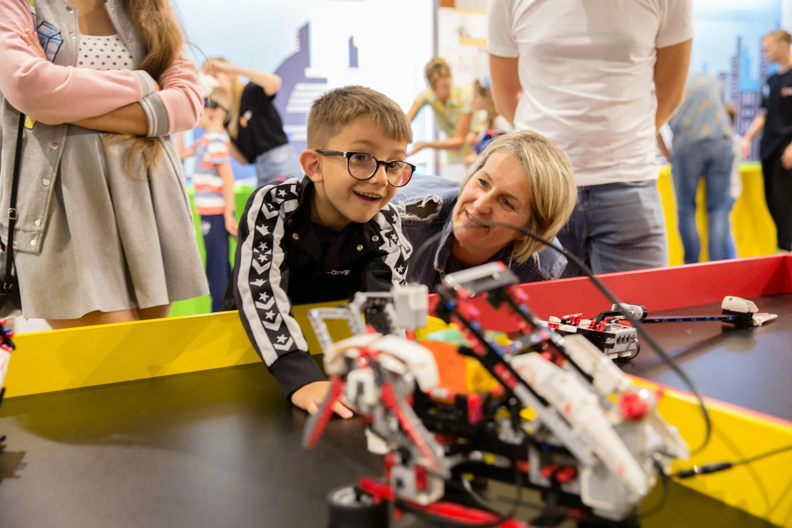 Робототехника брянск. Робототехника брянск. Выставка робототехники. Рашн роботикс. Робототехника для детей майкоп.