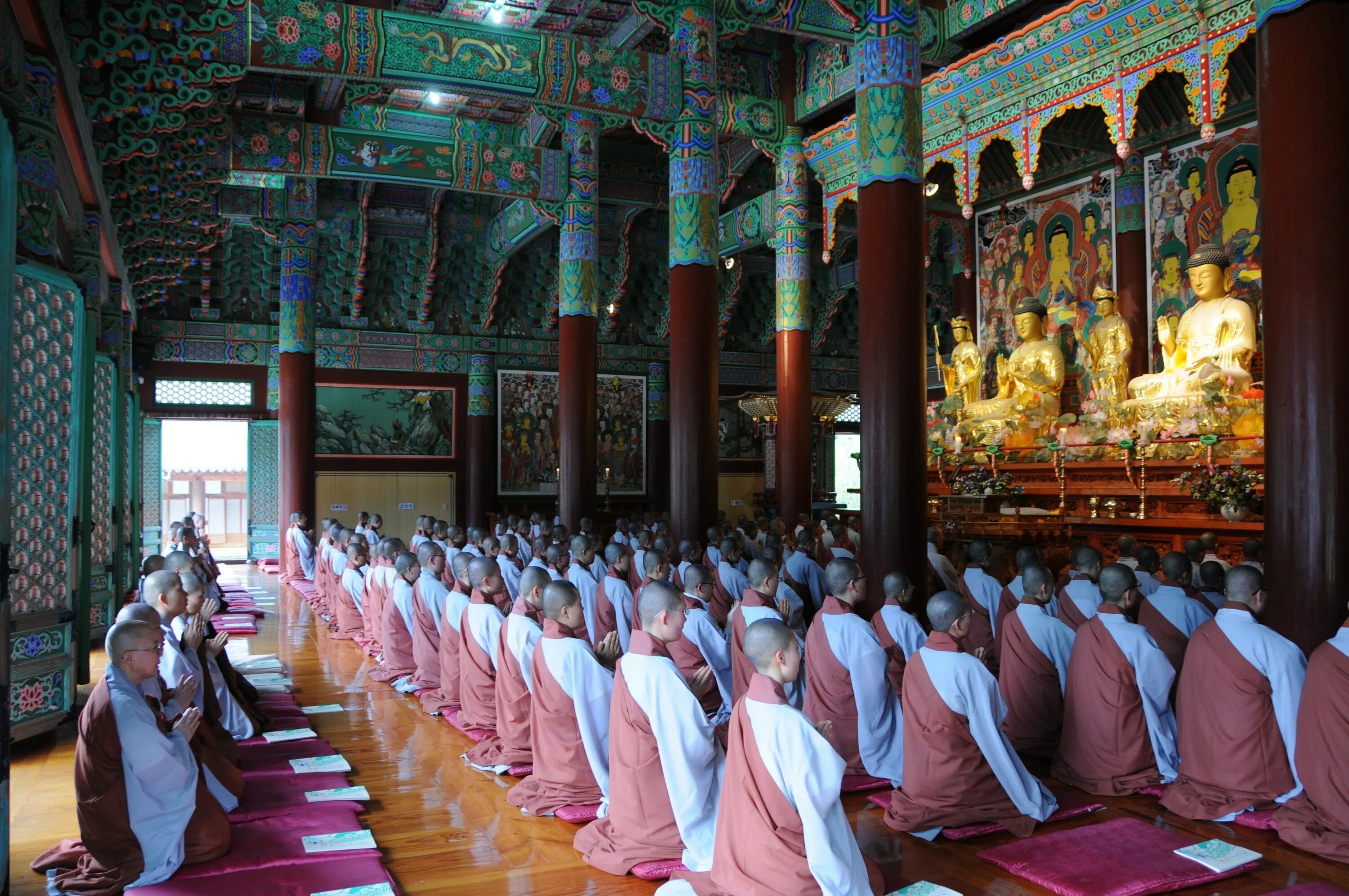 Святыней называется. Будда и Сангха. Буддизм Тхеравада храм. Буддистский храм Южная Корея. Буддистский храм Хинаяны.
