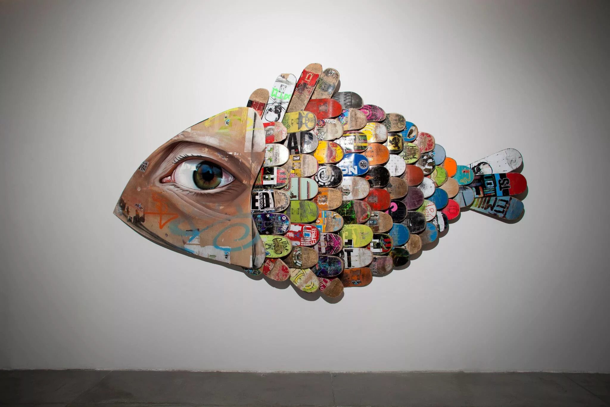 делают и из других материалов. поделки своими руками. разноцветное панно. изделия из отходов пластмассы. синтетические полимерные материалы.