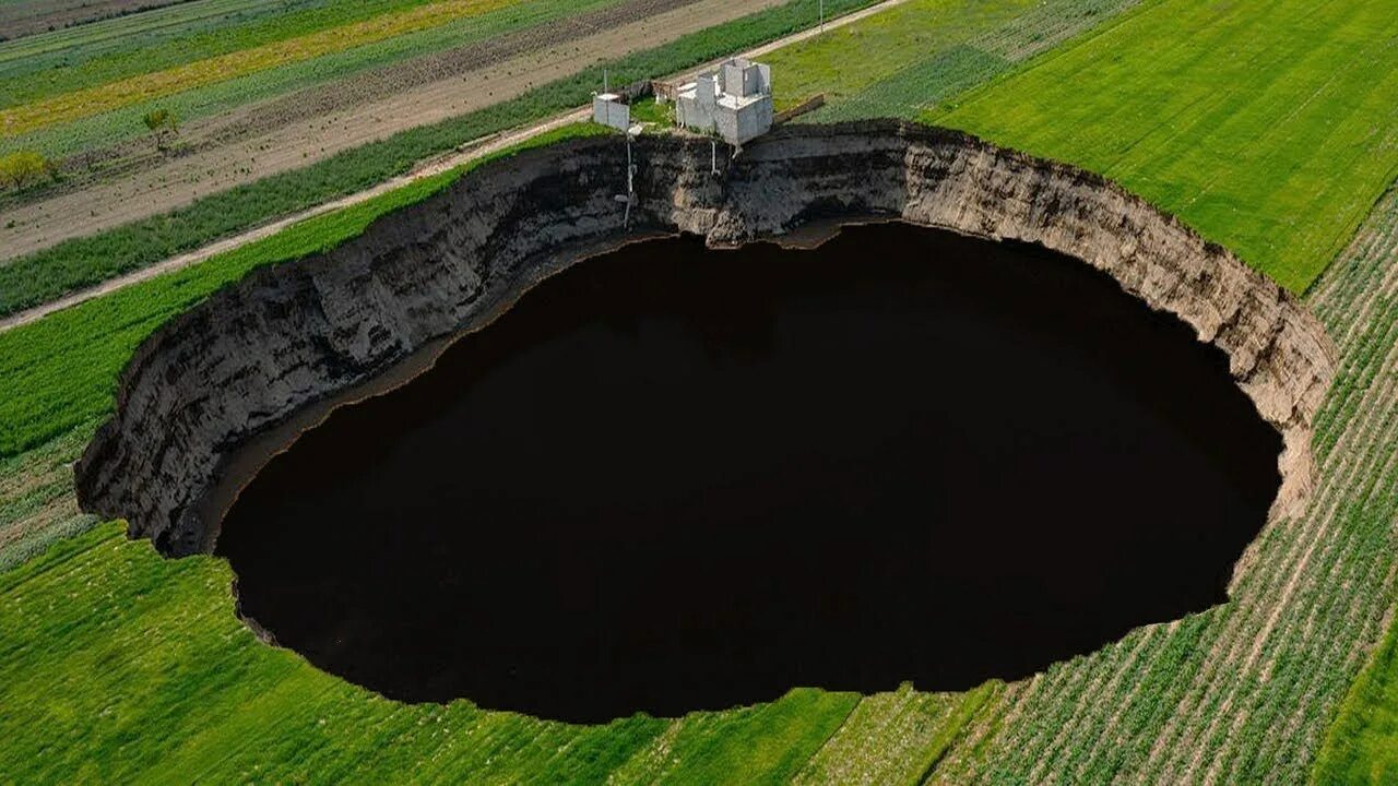 Большая дыра в земле. Кимберлитовая трубка «большая дыра». Огромная дыра в земле. Глубокая дыра в земле. Самая большая дыра в мире.