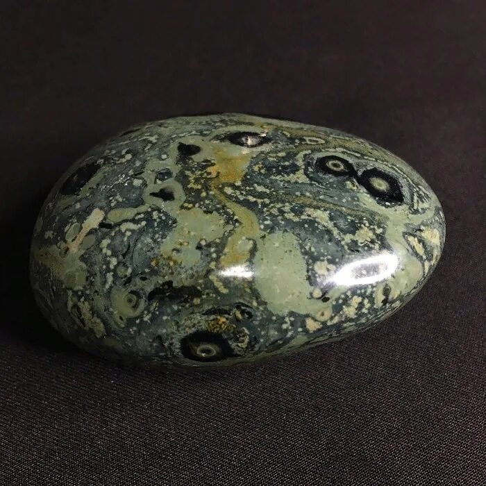 Змеиный агат камень. Нагамани камень. Змеиный жемчуг Нагамани. Змеевик камень яйцо.