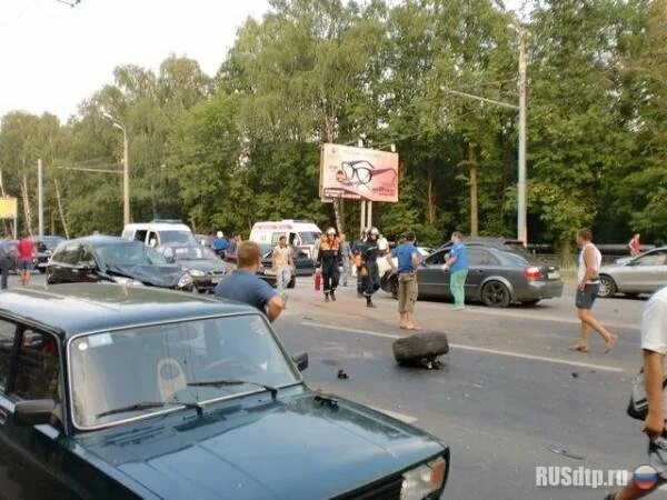 26 июля 2010. Антифашистское движение. День парашютиста в россии. Толпа в триумфальной площади. 26 июля 2010.