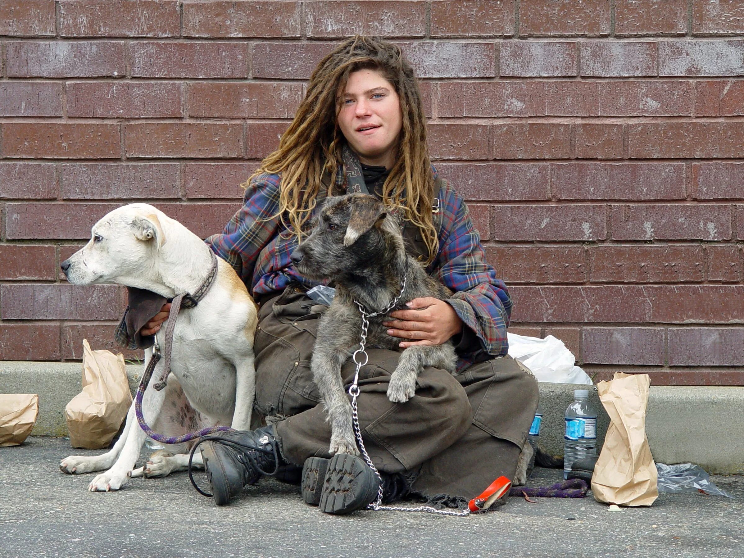 Homeless women. Бездомные молодые женщины.