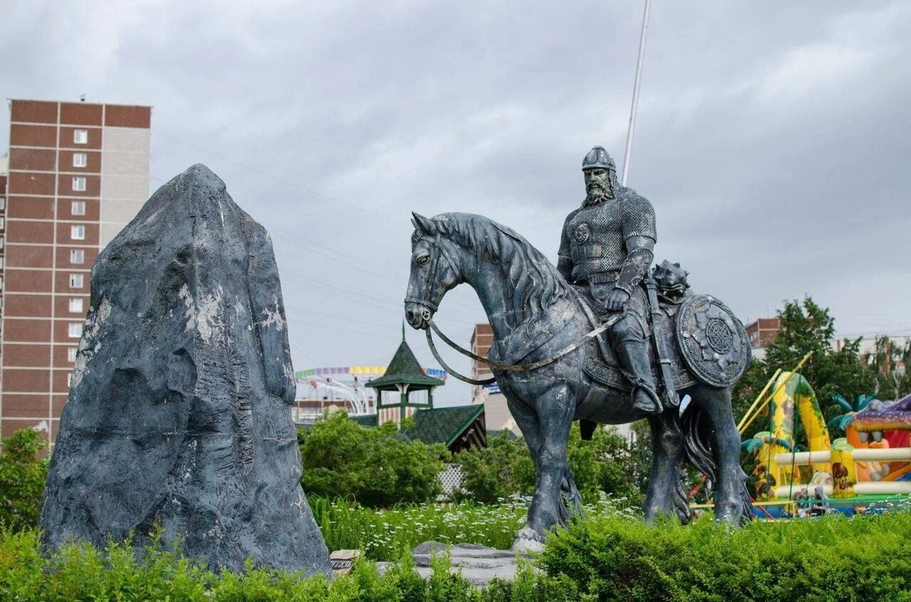 Богатырское село. Памятник Илье Муромцу. Памятник богатырю Илье Муромцу. Памятник Илье Муромцу в Екатеринбур.