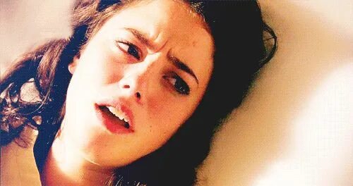 Плачет трясется. Кая скоделарио молокососы. effy and freddie. kaya scodelario молокососы. кая скоделарио плачет.