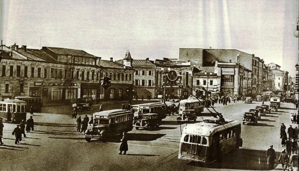 Арбатская площадь 1930. Пушкинская площадь Москва 1940. Москва 1930-е. Москва Серпуховская площадь в 1940 году. Улицы москвы 1930 годов