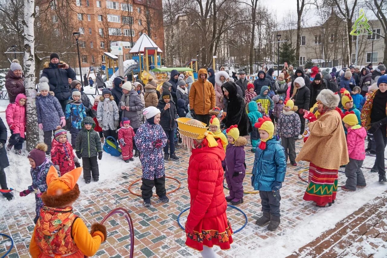 праздник масленицы в красногорске. зима в подмосковье. красногорская масленица в детском городке. дворовые гуляния масленицы 2022 нагатинский затон. масленица в красногорске.