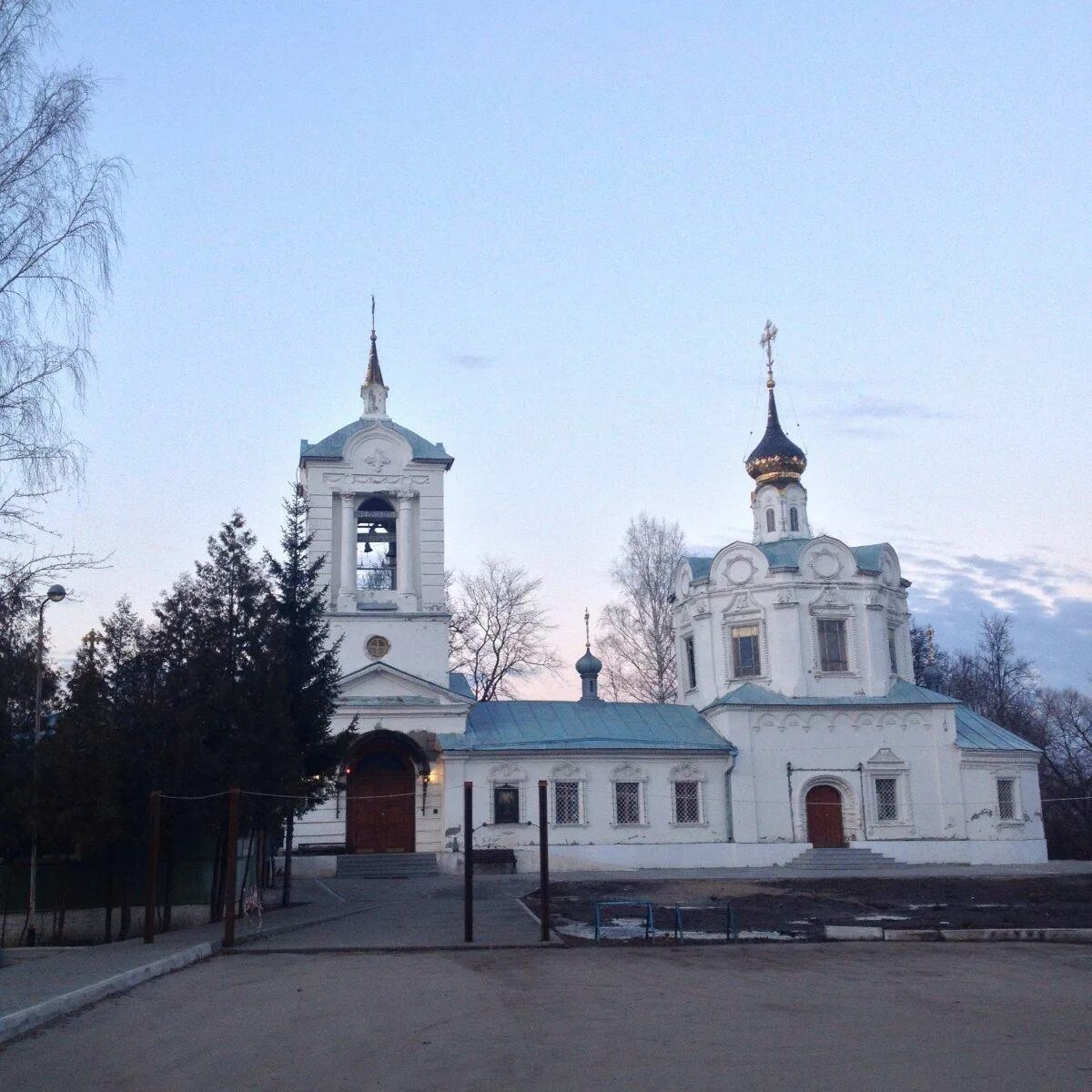 Храм преображения бежица. Храм святой троицы (бежичи). храм бежичи брянск. троицкая церковь брянск. церковь брянск бежицкий район.