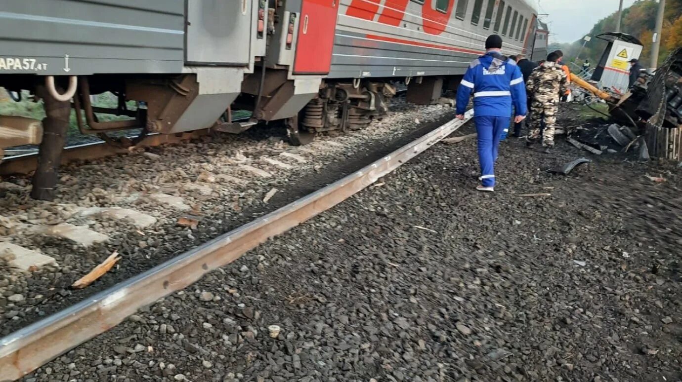 Поезд сошел с рельс россия. Железнодорожная авария. Сход пассажирских вагонов. Происшествия на железной дороге.