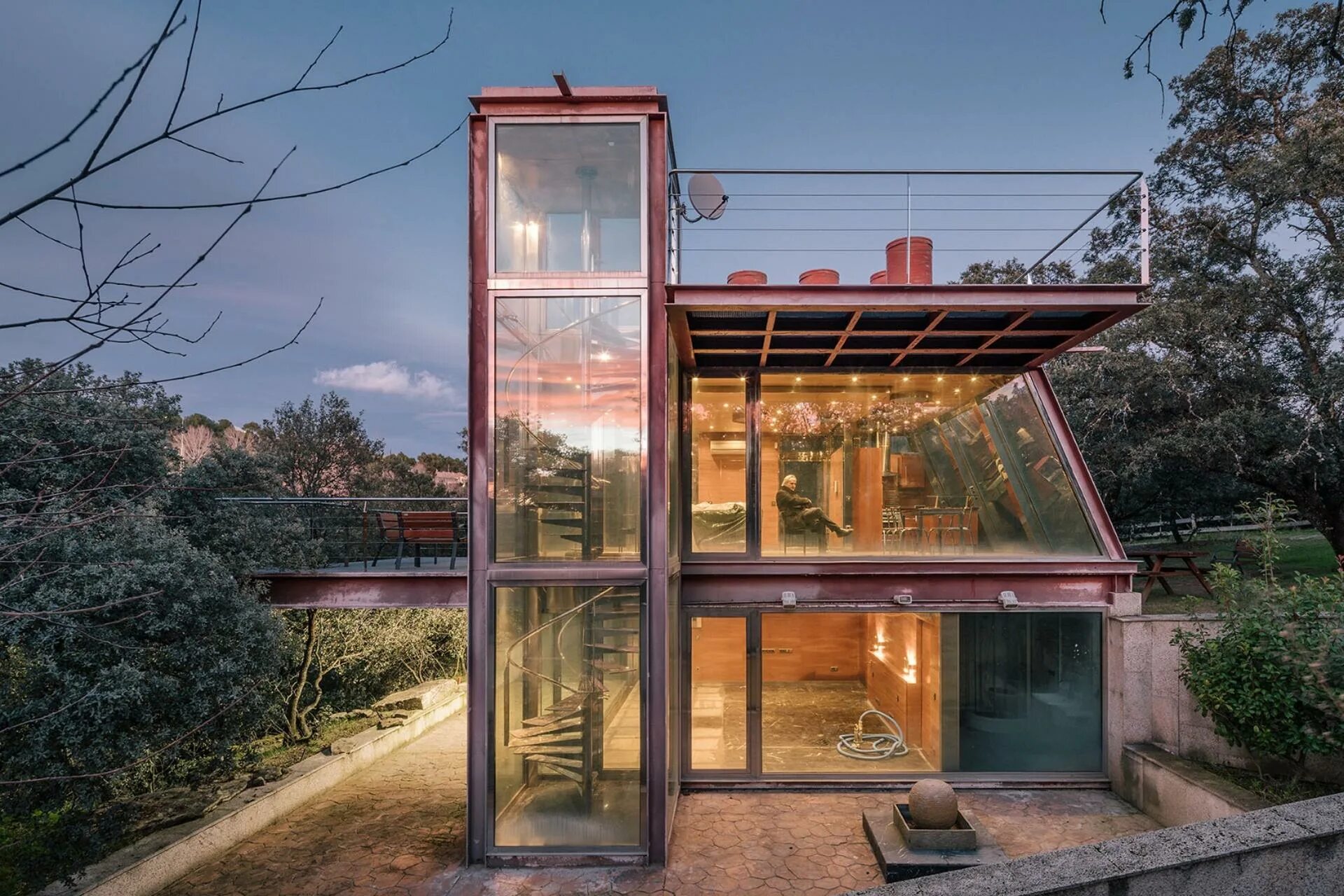 T me glass house. Hidden Pavilion, Испания.. Стеклянный дом Филипа Джонсона. Дом из стекла. Дом со стеклянным фасадом.
