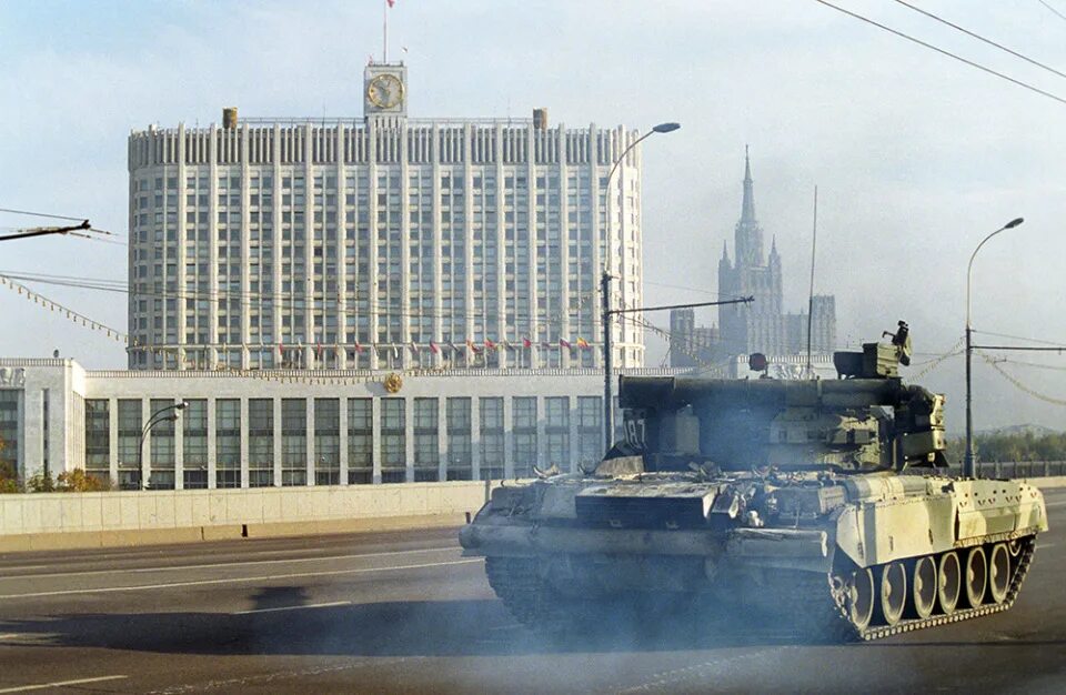 Путч 1993 белый дом. 1993 год москва белый дом штурм. Белый дом 1991 обстрел. Расстрел белого дома 1991. Расстрел белого дома 1991.