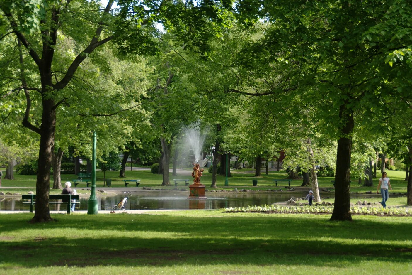 Воскресный парк. Парк Мон-Руаяль. Парк Лорье. Парк Parc de l'Esplanade в Квебеке.