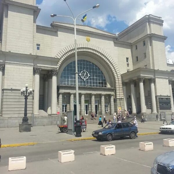 Вокзал днепропетровск. Днепропетровск Южный вокзал. Станция Вокзальная Днепр. Днепр ЖД вокзал.