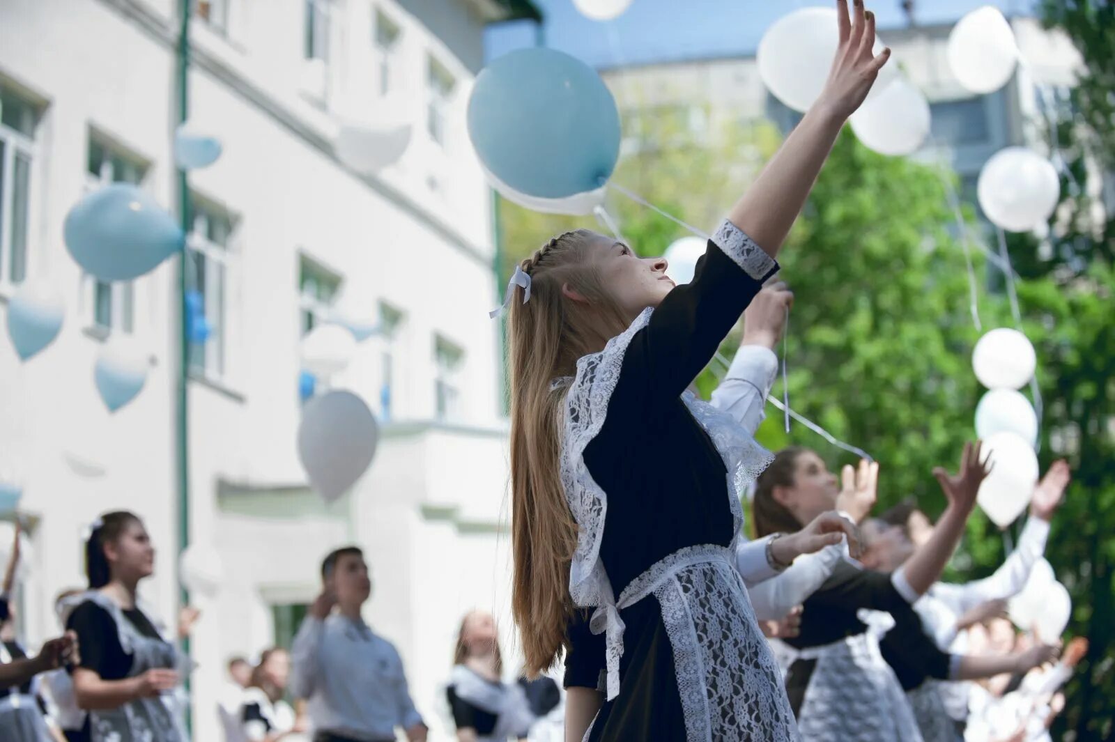 Девятиклассники и одиннадцатиклассники. Последний звонок. Последний звонок 9 класс. Вальс на последний звонок. Последний звонок фото.