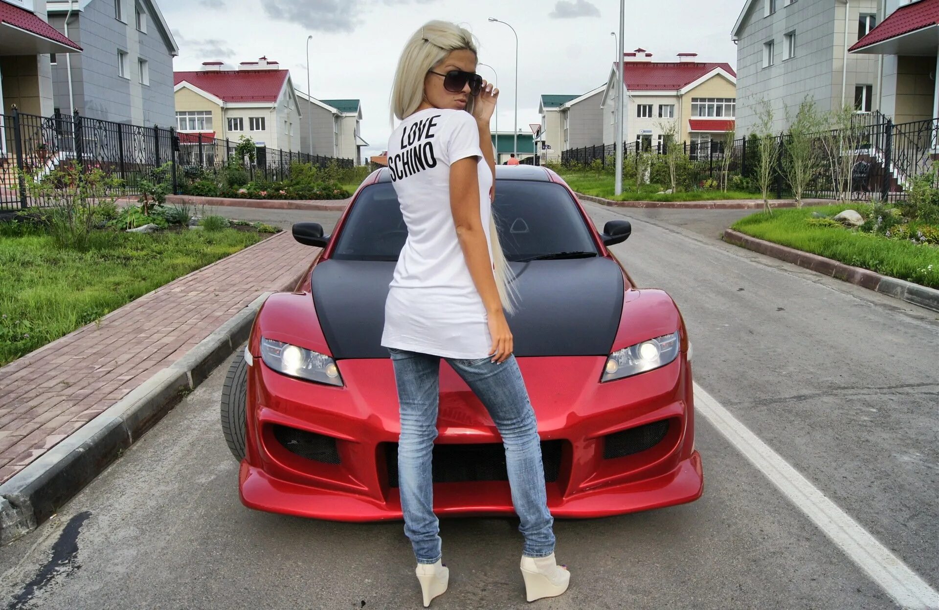 Фото около машины. Мария Рябушкина автомобили Порше. Наталья Гинько драйв 2 Мазда RX 8. Блондинка возле машины. Красивые блондинки около машины.