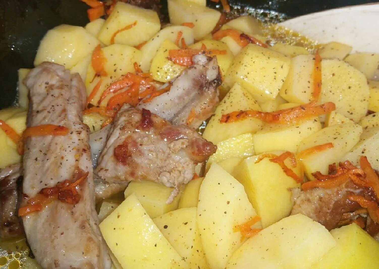 Картошка с копчеными ребрышками в казане