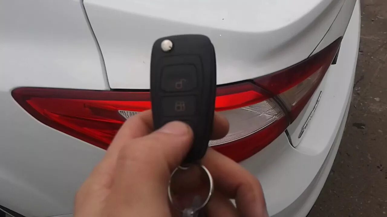 Форд фокус 2 багажник с ключа. Открытие Ford Focus 2 ключом. Отсек ключей фокус 3. Ford Focus 3 открытие ключом.