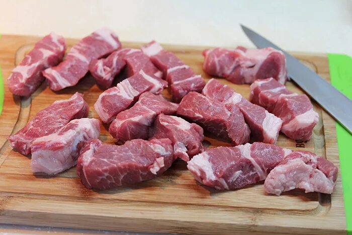 Шашлык из свиной шеи калории. Свинина прослойка на шашлык. лучшее мясо для шашлыка из свинины. какое мясо лучше для шашлыка из свинины.