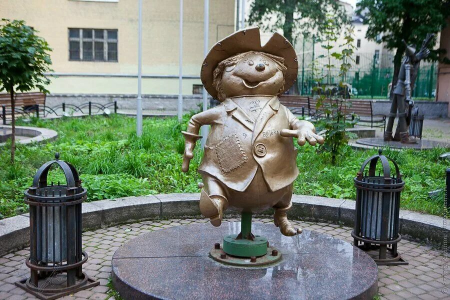 Улица правды 2-8 изумрудный город. Памятник изумрудному городу в санкт-петербурге. Улица правды грязи. Правды в гор. Двор волшебник изумрудного города спб.