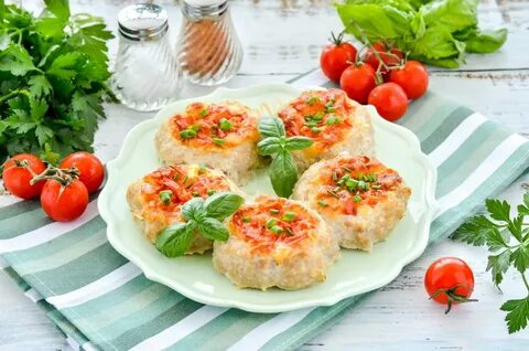 Гнезда из фарша с помидором и сыром