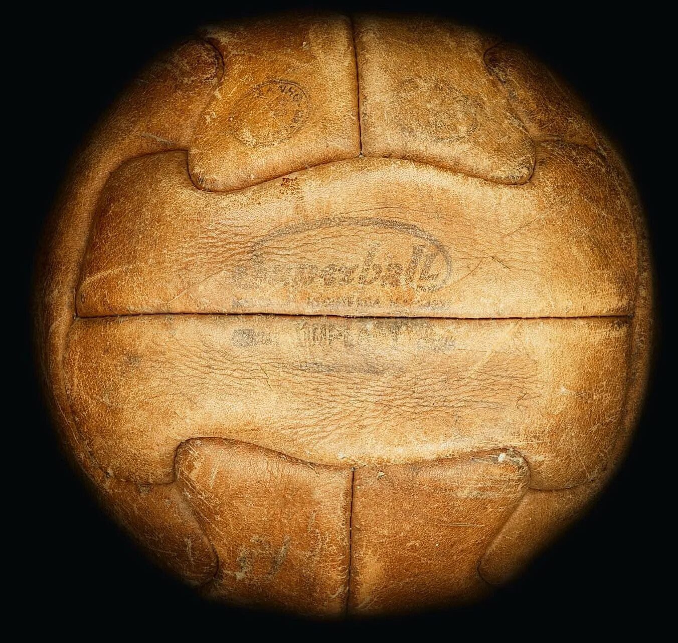 1 мяч в мире. Самый первый мяч. Первый футбольный мяч. Самый первый футбольный мяч. Древний мяч.