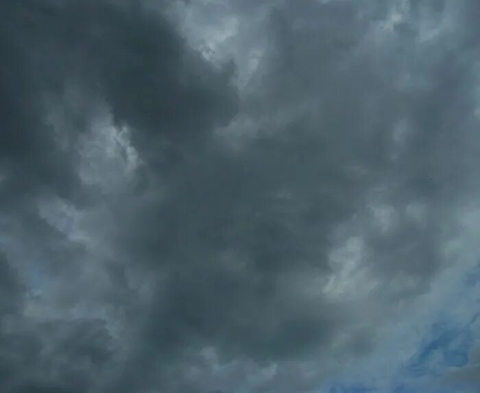 Небо предгрозовое темно синее словно. Грозовые тучи. Мрачное небо. Пасмурное небо. Небо предгрозовое темно синее словно.
