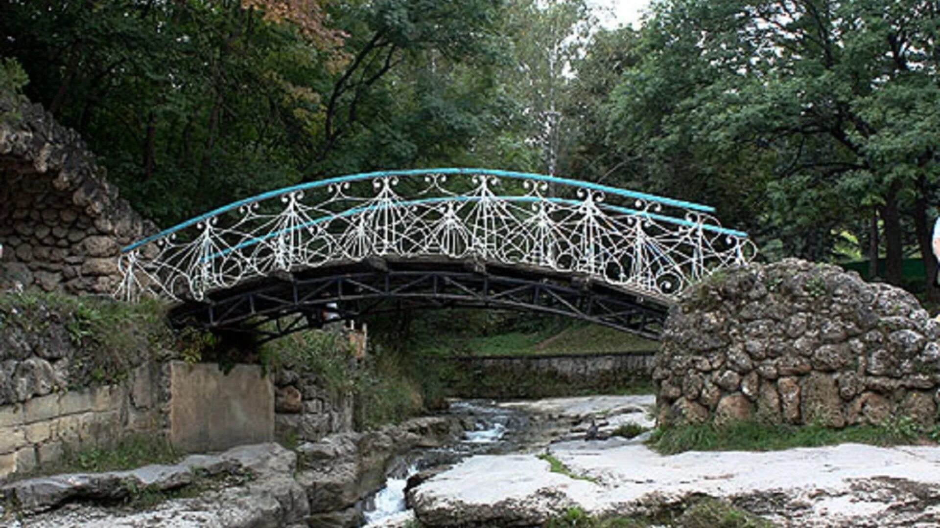 Кисловодский парк дамский каприз. Кисловодск. Кисловодск парк мост. Мостик дамский каприз в кисловодске. Мост дамский каприз в кисловодске.