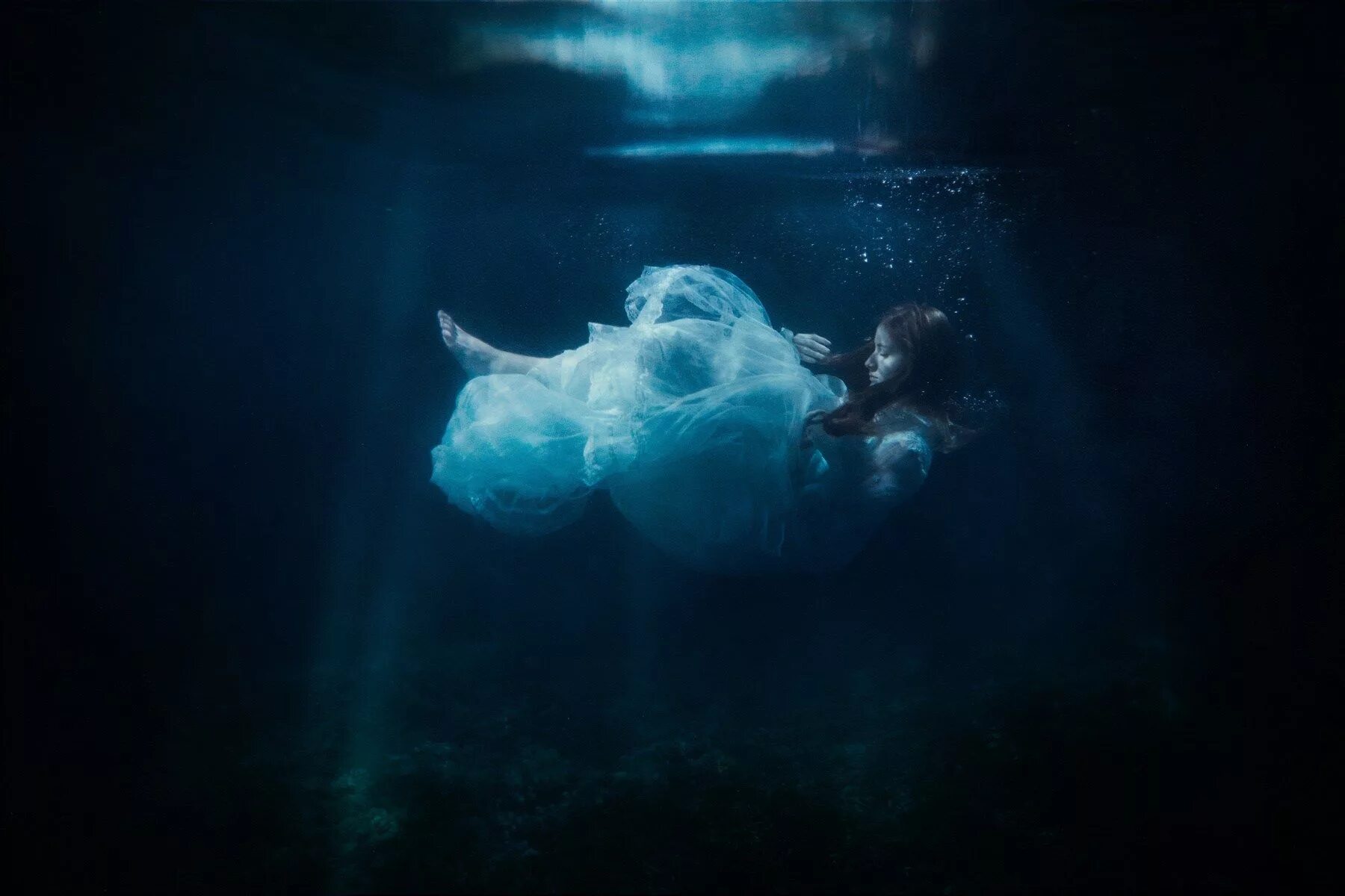Спуститься на дно океана. Девушка под водой. Под водой. Девушка тонет в воде. Под водой Эстетика.