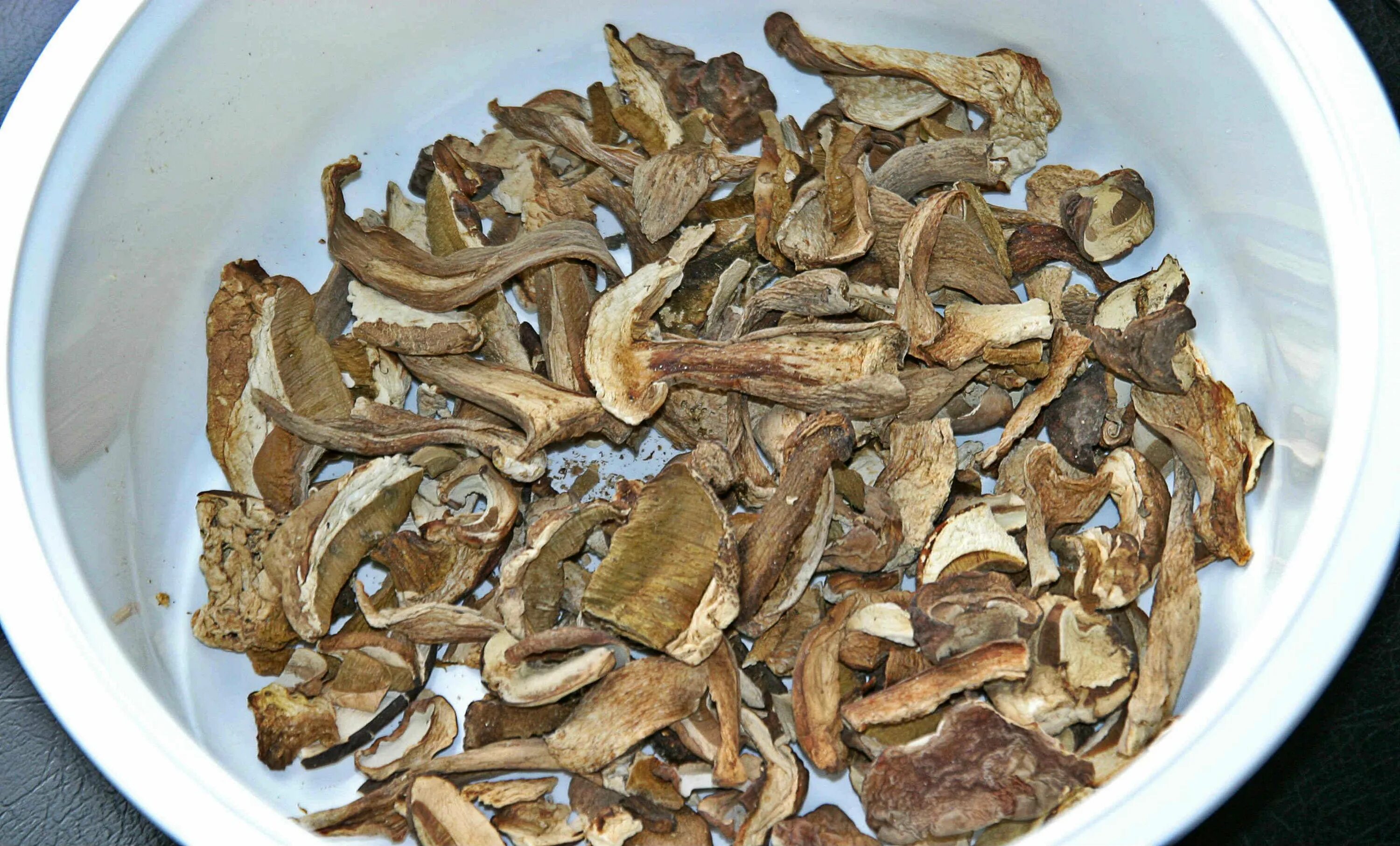 Сухие грибы. Сушеные грибы. Белые грибы сушеные. Сухой подберезовик. Сушеные грибы едят