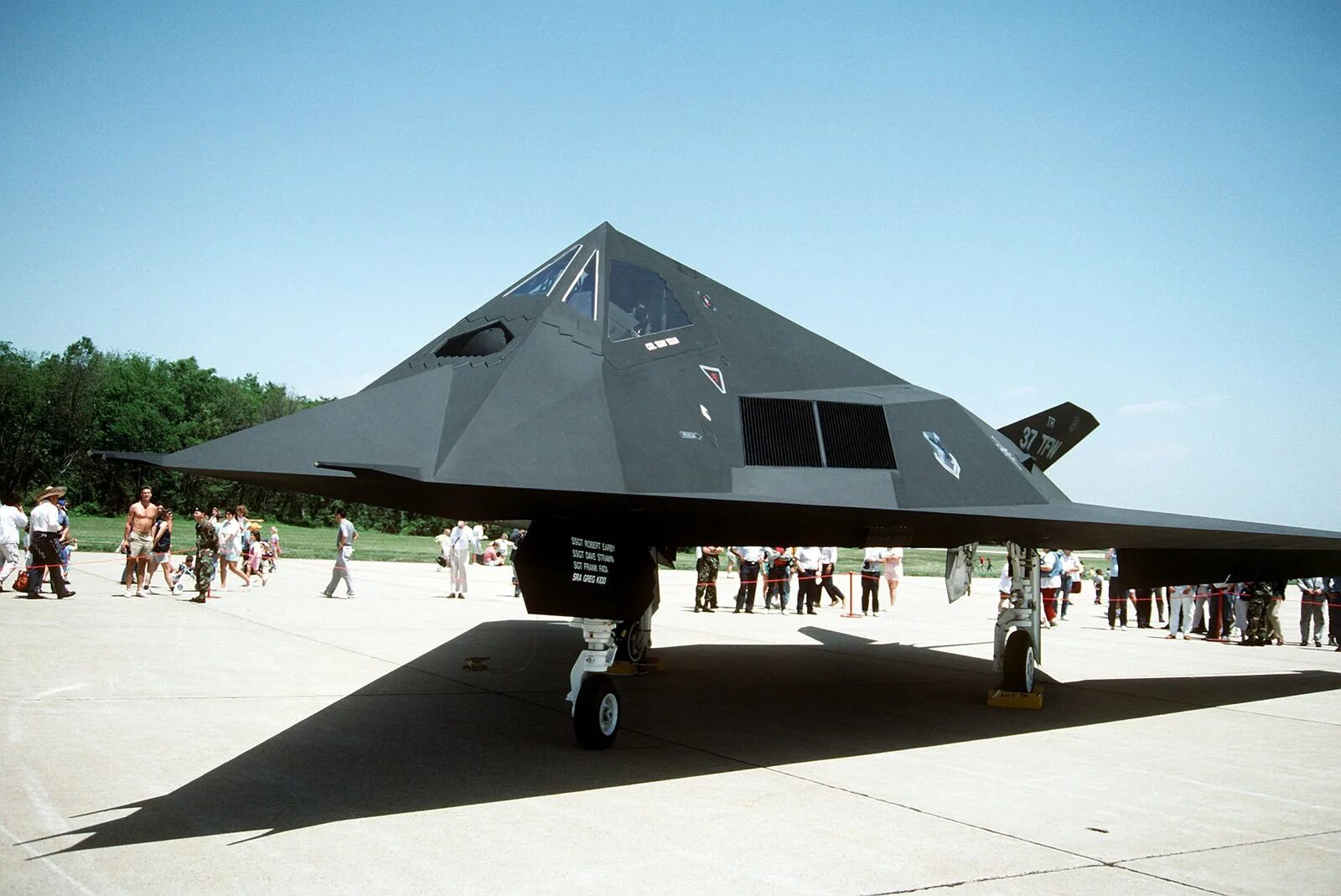 Маленький истребитель. Lockheed f-117 Nighthawk. F 117 стелс. Самолет стелс f-117 кабина. F-117 Nighthawk кабина.