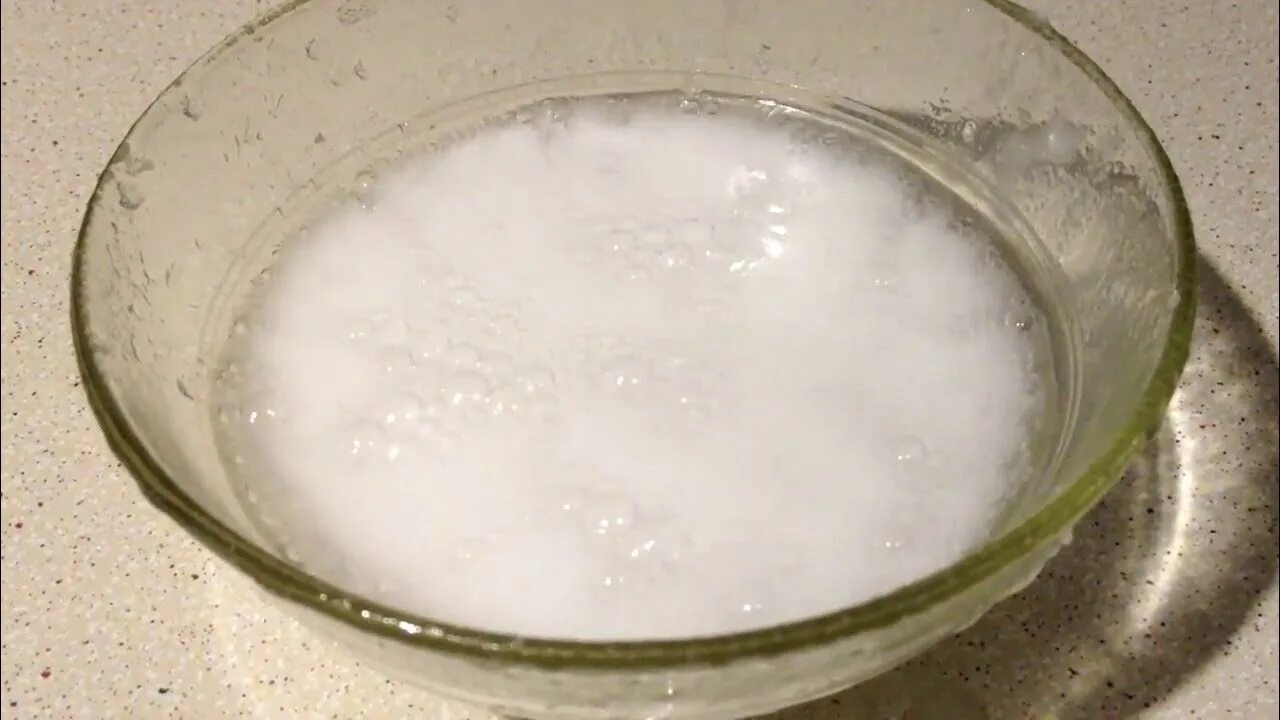 Вода с содой. Сода шипит. Раствор соды в воде. Смешивает соду с водой.